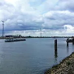 De Kapiteinshut Aan De Rivier Met Xl Ligbad En Sauna アパート レッケルケルク