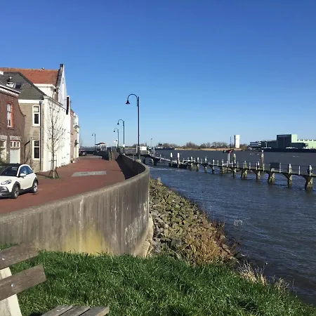 Apartament De Kapiteinshut Aan De Rivier Met Xl Ligbad En Sauna