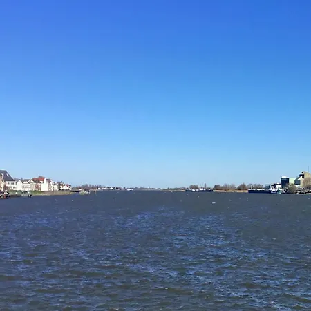 De Kapiteinshut Aan De Rivier Met Xl Ligbad En Sauna