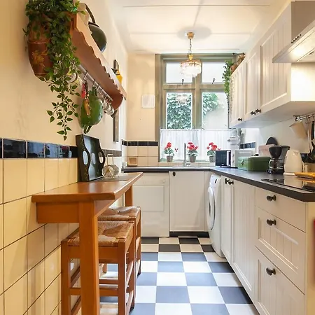 De Kapiteinshut Aan De Rivier Met Xl Ligbad En Sauna Lekkerkerk