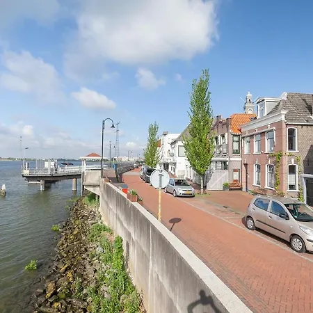 De Kapiteinshut Aan De Rivier Met Xl Ligbad En Sauna Lekkerkerk