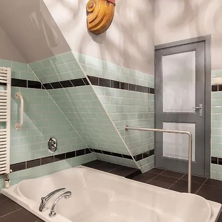 De Kapiteinshut Aan De Rivier Met Xl Ligbad En Sauna Apartment *