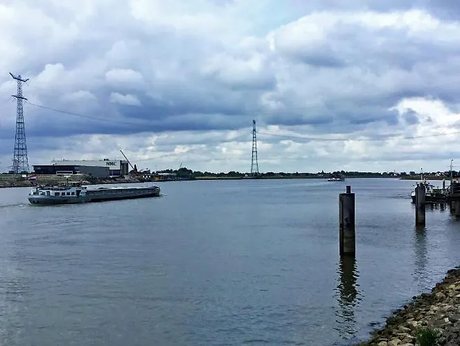De Kapiteinshut Aan De Rivier Met Xl Ligbad En Sauna شقة Lekkerkerk