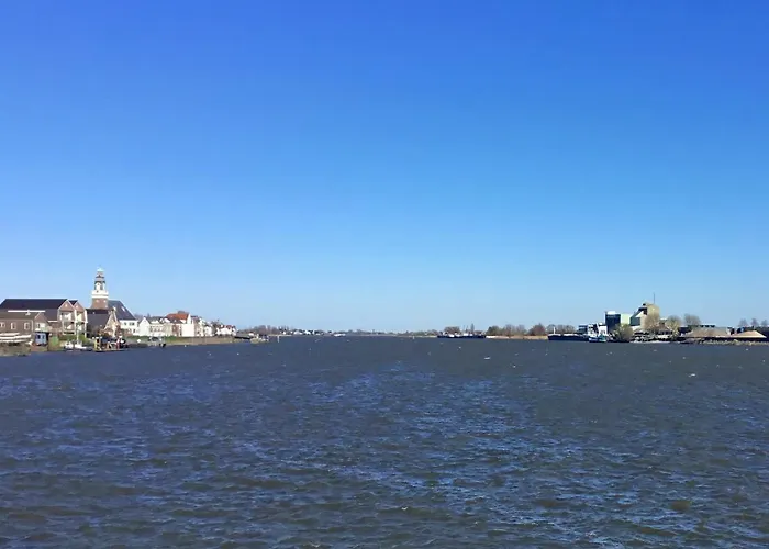 De Kapiteinshut Aan De Rivier Met Xl Ligbad En Sauna