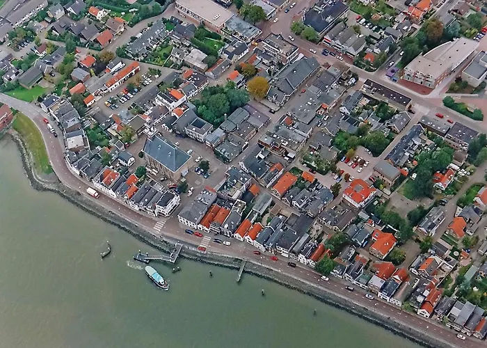 Apartamento De Kapiteinshut Aan De Rivier Met Xl Ligbad En Sauna *