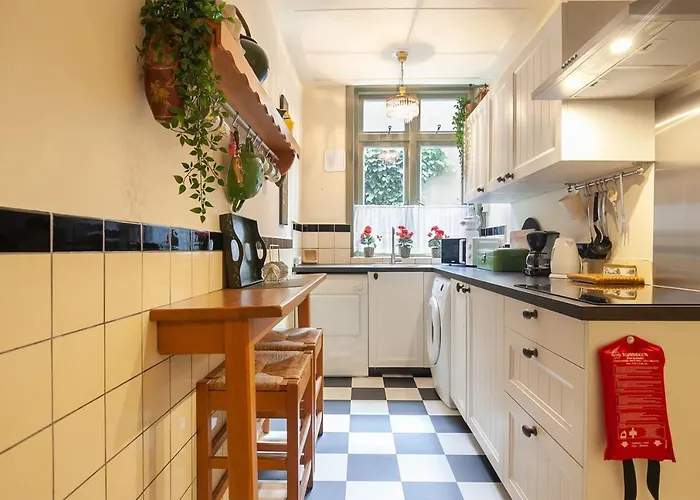 De Kapiteinshut Aan De Rivier Met Xl Ligbad En Sauna Lekkerkerk