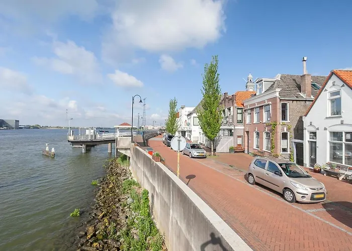 De Kapiteinshut Aan De Rivier Met Xl Ligbad En Sauna Lekkerkerk