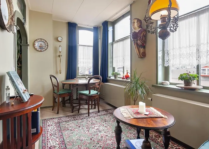 De Kapiteinshut Aan De Rivier Met Xl Ligbad En Sauna Daire Lekkerkerk