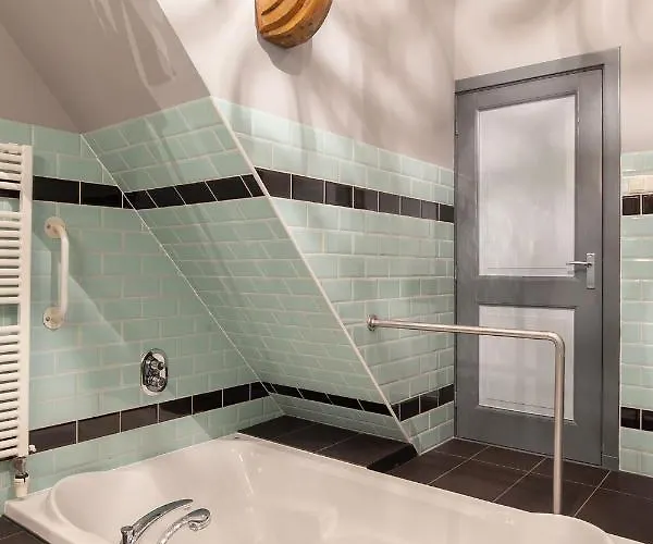 De Kapiteinshut Aan De Rivier Met Xl Ligbad En Sauna Daire *